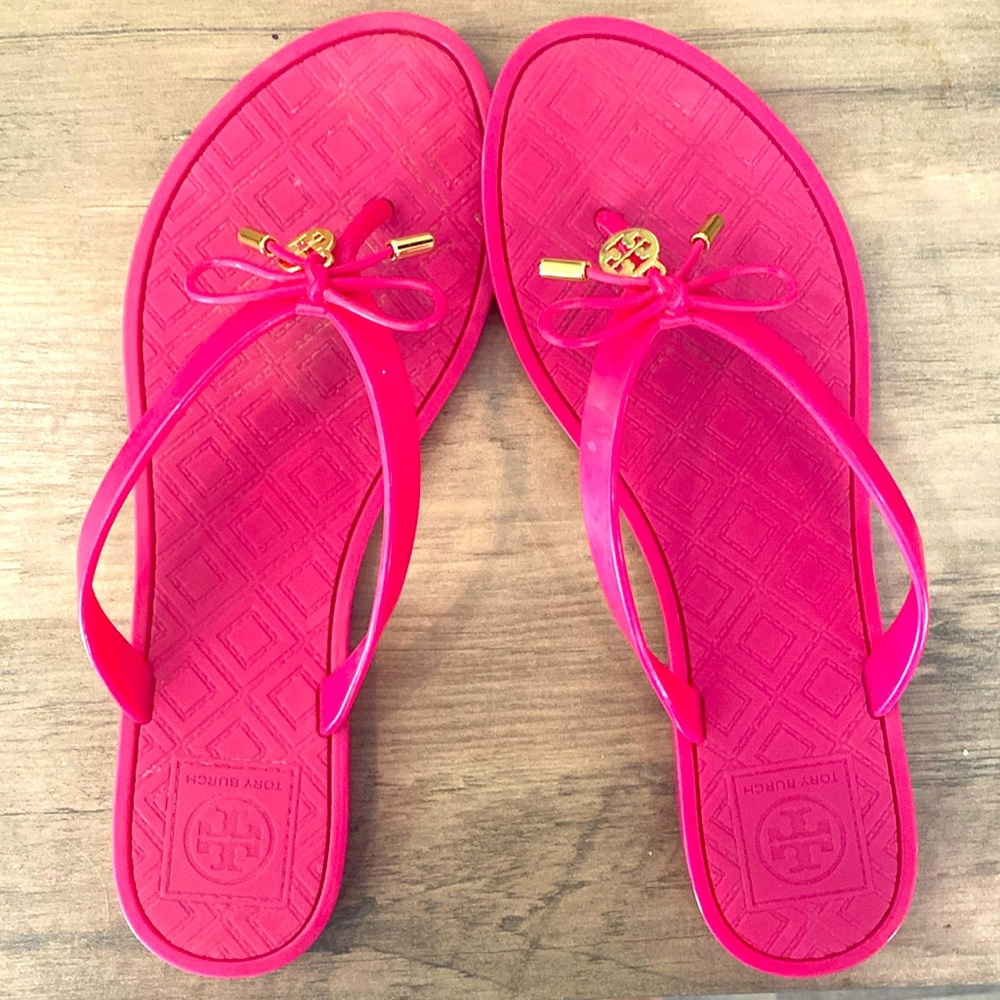 LIKE NEW Tory Burch Sandals!!! 🌸🩷